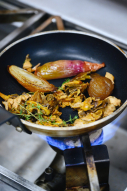 Suprême de volaille du Gâtinais, contisé sous la peau, fricassée de champignons de saison, échalote rôtie