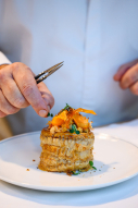 Bouchée Marguerite homard, céleri rave et pommes fruits, sauce à l’estragon