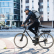 Homme sur vélo électrique