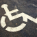 Une place de stationnement pour personne en situation de handicap. 