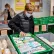 Une bénévole lors de la collecte alimentaire 2021 