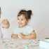 Les enfants jouent et les parents parlent.