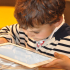 Enfant travaillant avec une tablette