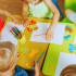 Un groupe d'enfant et un adulte qui s'adonnent à la peinture 