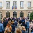 Solidaires des communes touchées, les Isséens se rassemblent devant l’Hôtel de Ville